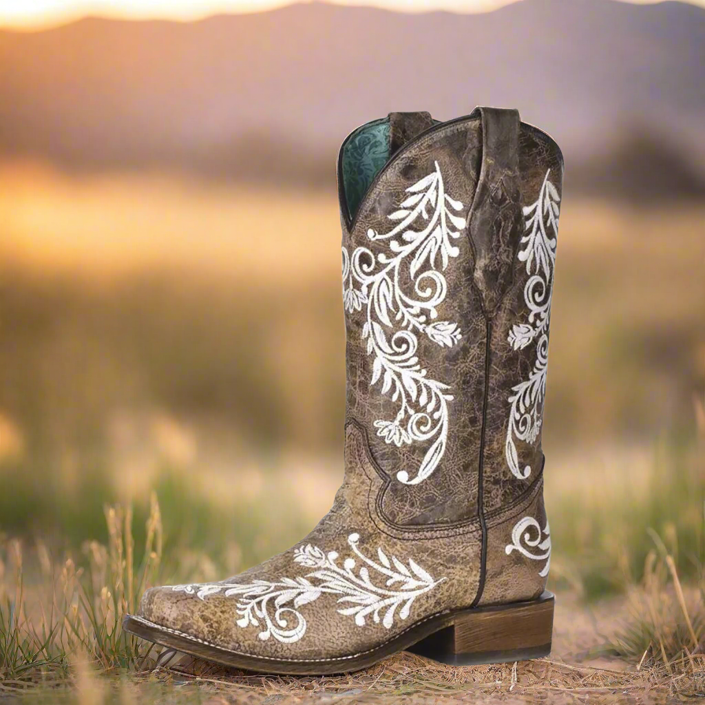 Corral White Embroidery Glow Collection SQ Toe Crackle Brown